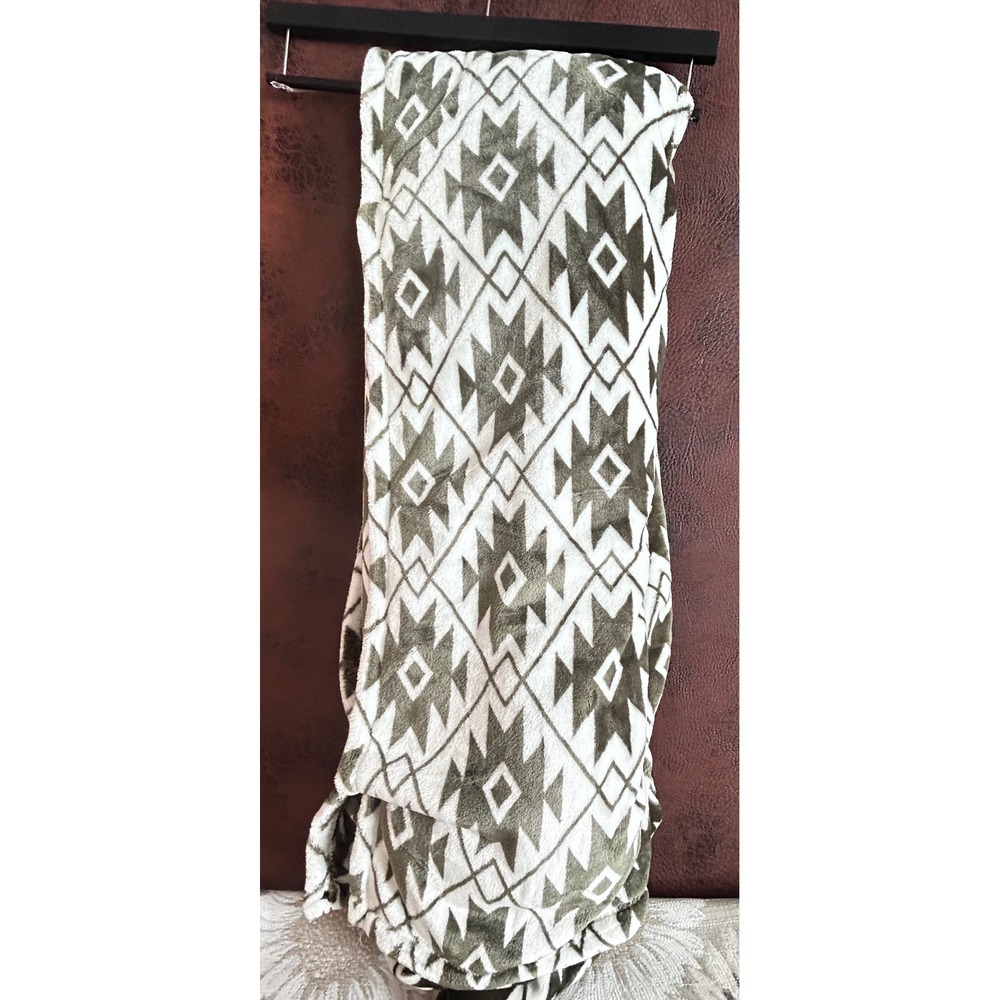 Soft & Cozy Velvet Plush Blanket Twin Southwestern Geometric Olive Green‎ Cream - Picture 6 of 6